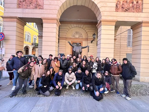 Grande gruppo davanti a una chiesa italiana
