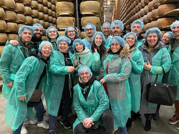 Gruppo in caseificio Parmigiano Reggiano