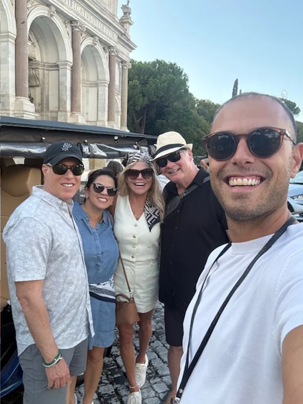 Selfie con ospiti davanti a una chiesa barocca a Roma