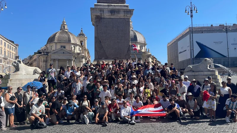 Maxi-gruppo di pellegrini a Piazza del Popolo, Roma