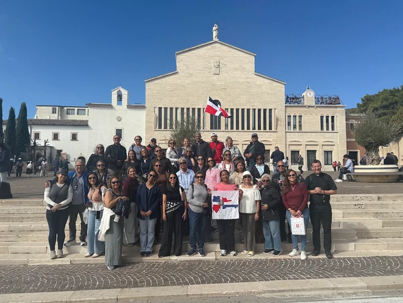 Gruppo davanti alla Basilica di San Pio da Pietrelcina, San Giovanni Rotondo